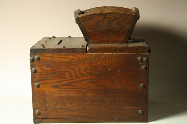 欅製の銭箱。